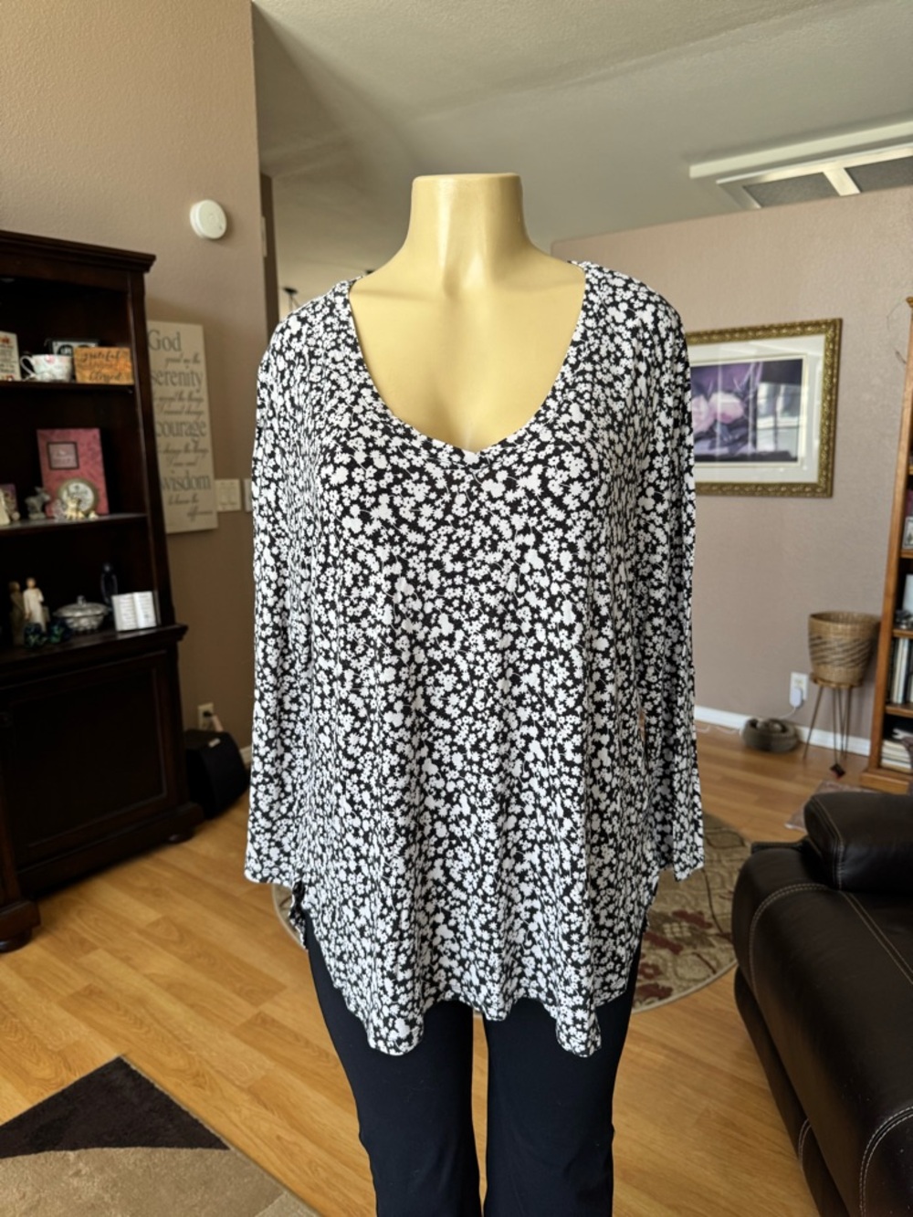 Old Navy Luxe black & white floral long sleeve Vneck blouse-size XL